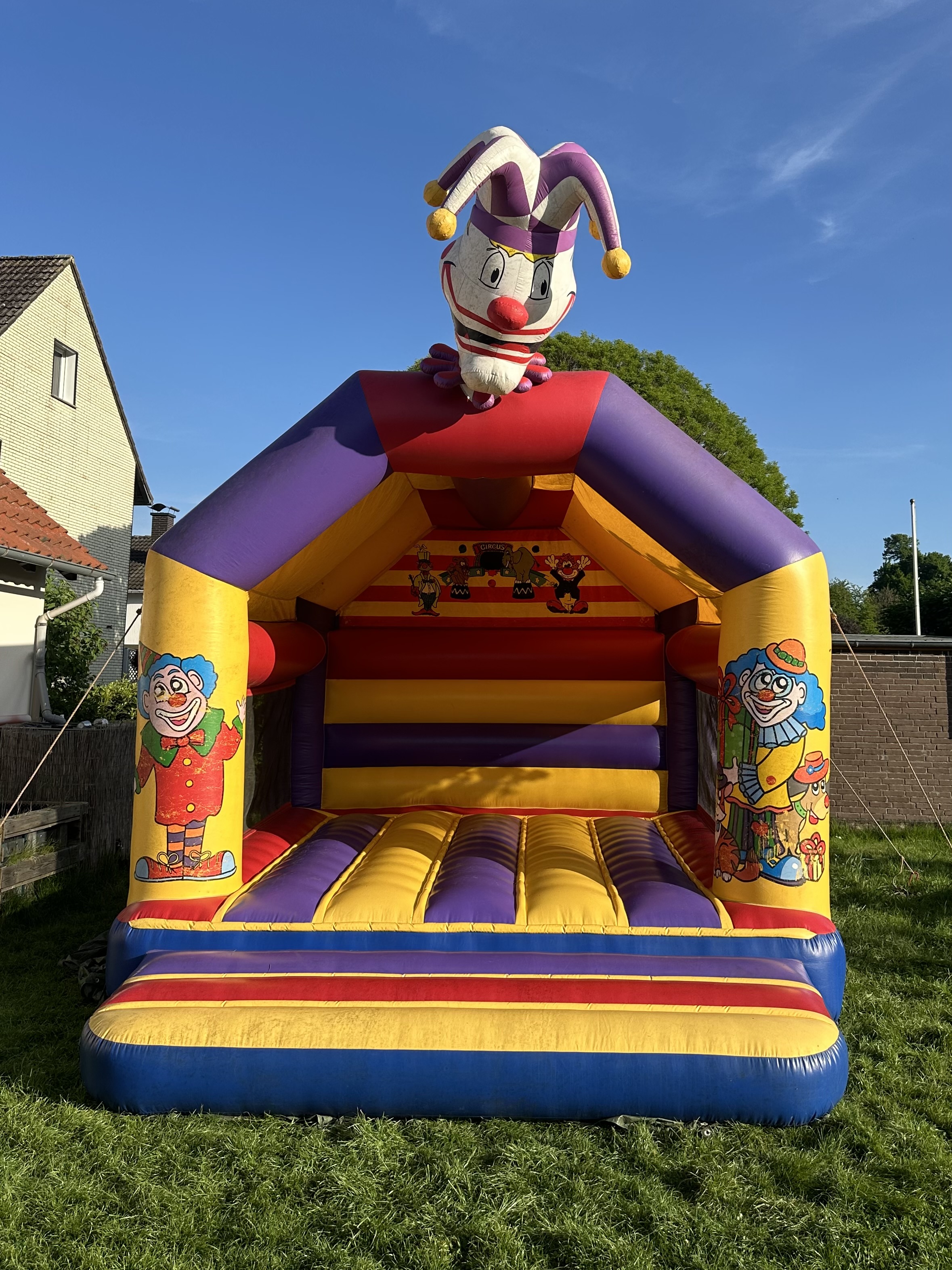 Hüpfburg Clown