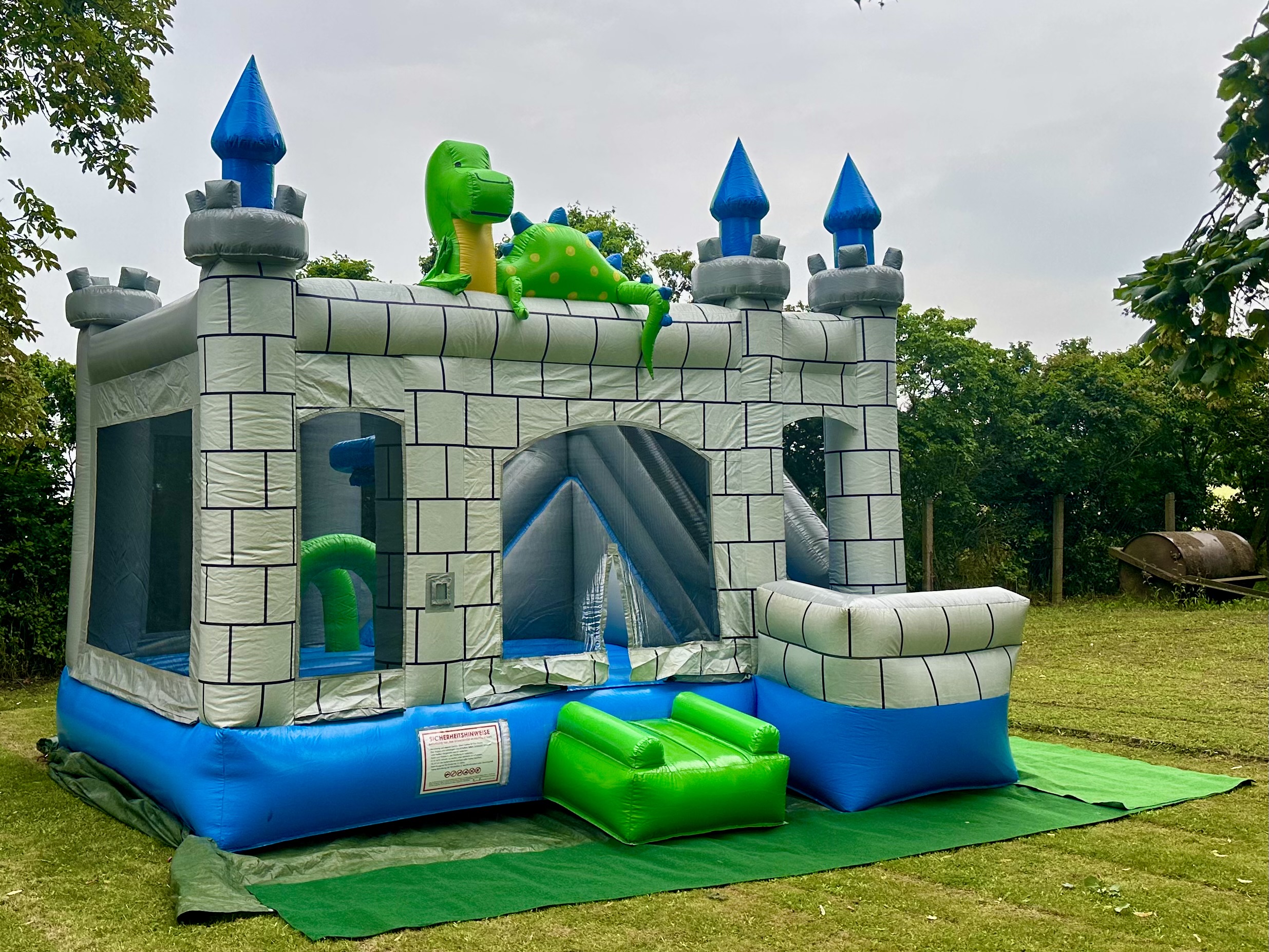 Hüpfburg Drache auf Burg