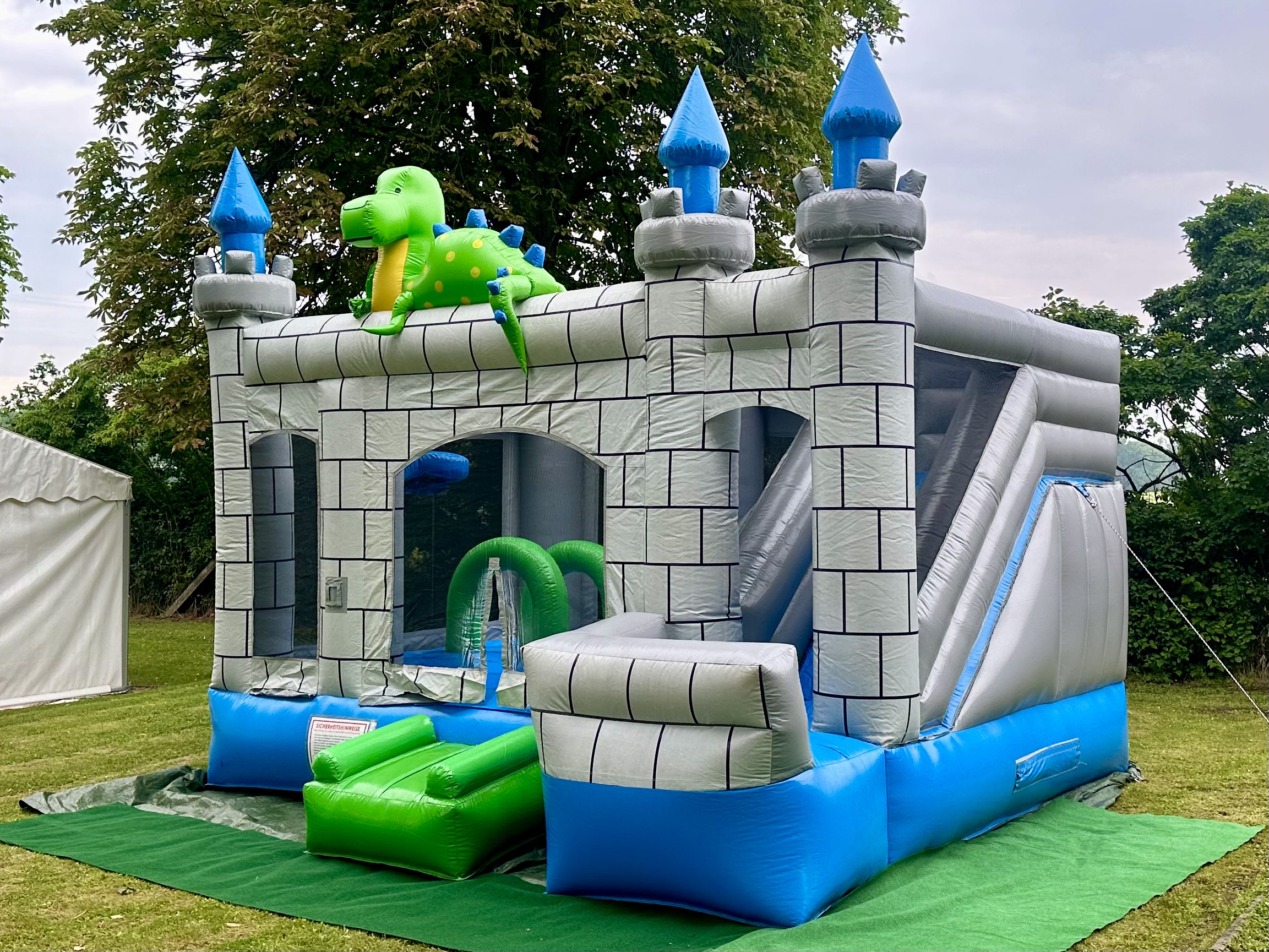 Hüpfburg Drache auf Burg