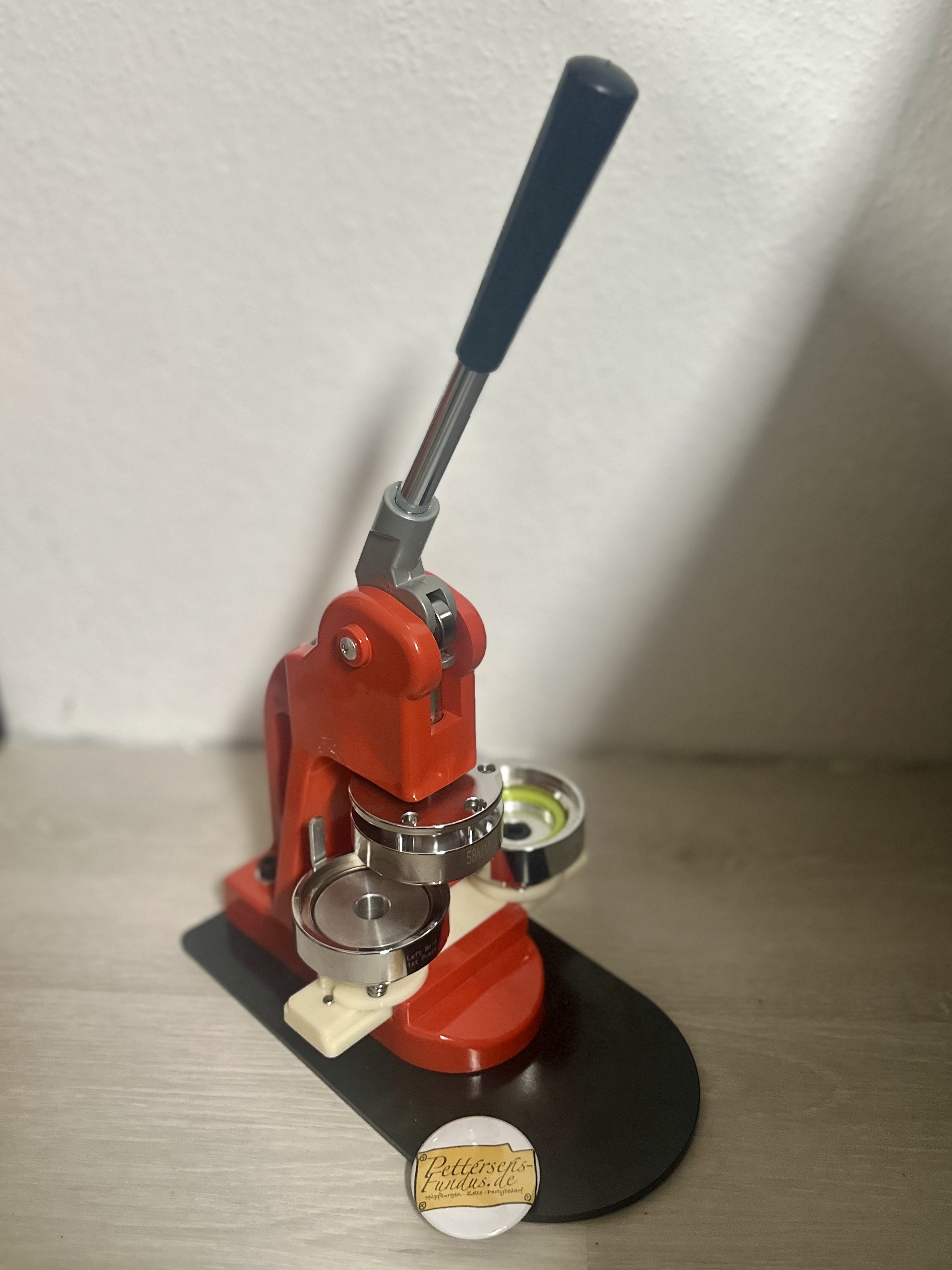 Buttonpresse Anstecker Pins